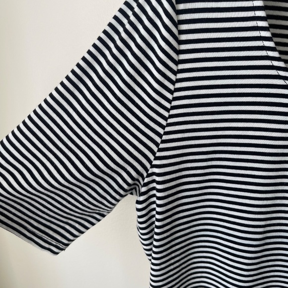 Black and white scoop neck T-shirt - Picture 4 of 7